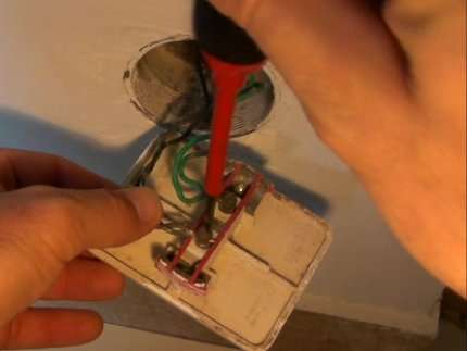 vecchia presa elettrica smontare una vecchia presa elettrica