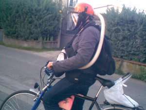 ciclista con maschera antismog autocostruita