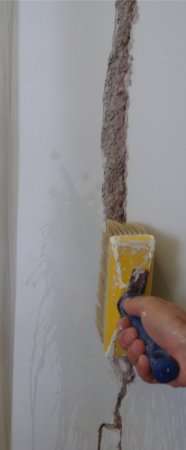 preparazione alla stuccatura della crepa