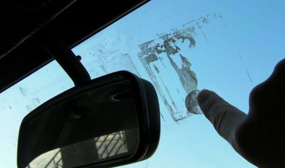 togliere la colla degli adesivi dai cristalli auto