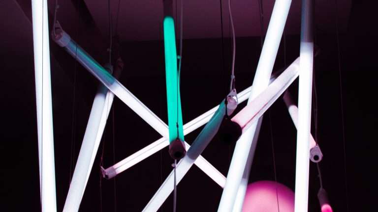 Riparazione di una plafoniera con tubi fluorescenti (erroneamente definita neon)