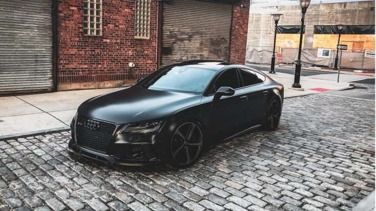 Applicazione della pellicola scurente sui cristalli di un'autovettura