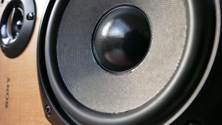 Riparazione della sospensione esterna di un altoparlante