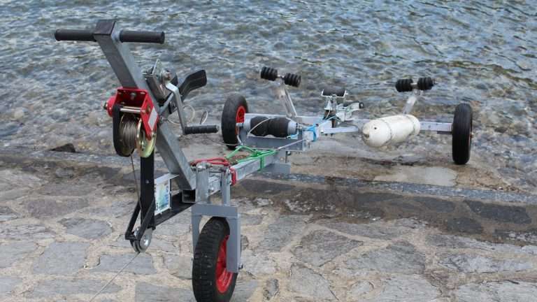 Un carrello motorizzato per piccole barche