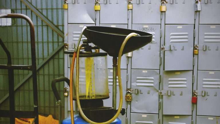 Un contenitore di olio esausto per meccanici