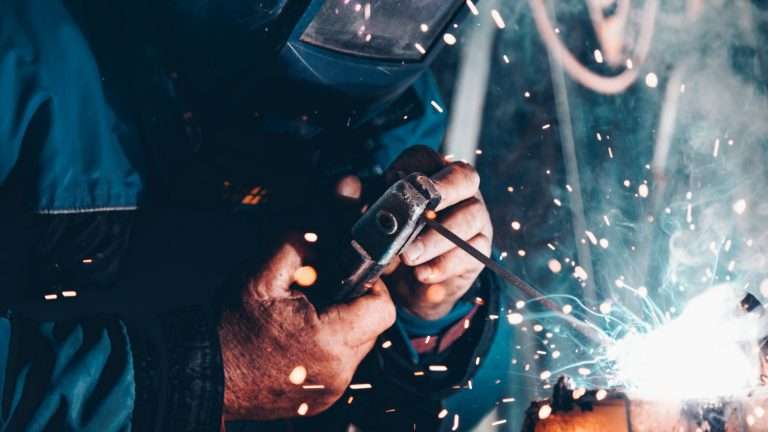 Saldatrice ad arco elettrico con elettrodi fusibili