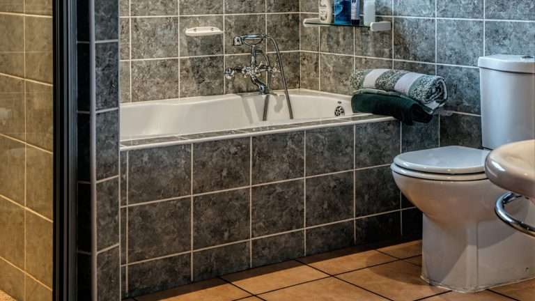 Un pannello rivestito per vasca idromassaggio