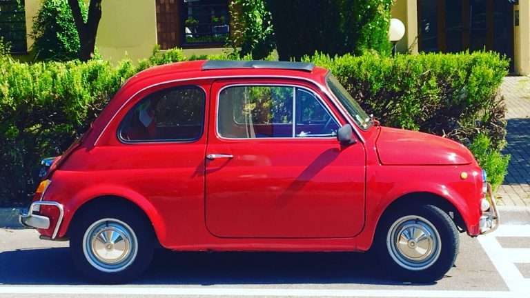 Una vecchia 500 veloce e frenante