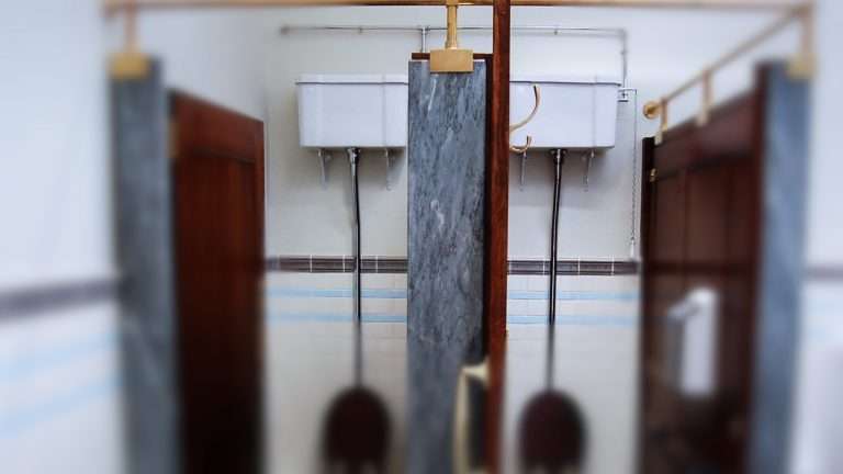 Continuo scorrimento d'acqua nel water