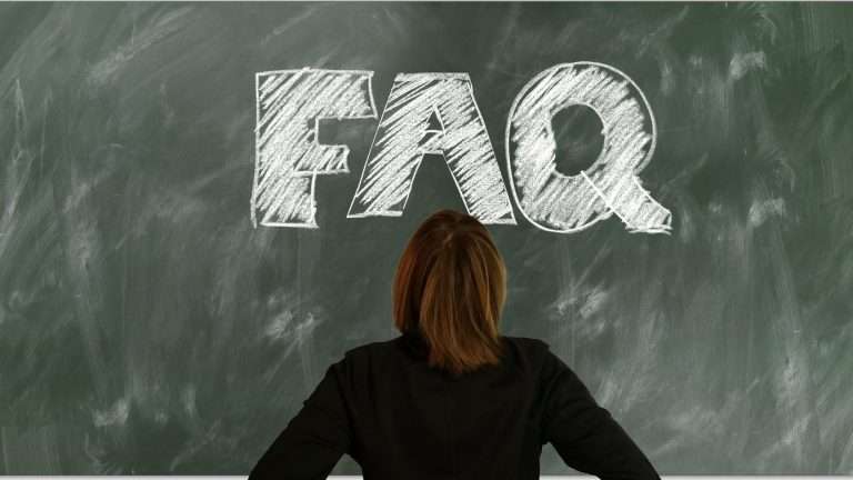 Devo acquistare un alimentatore, quali sono le caratteristiche a cui fare riferimento?