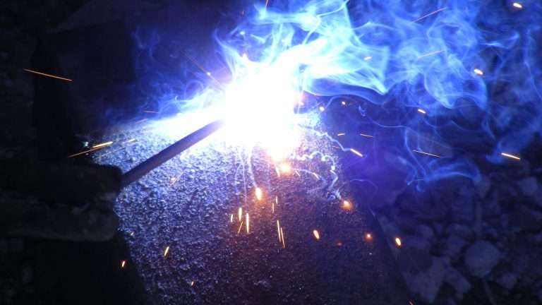 Accensione dell'elettrodo e regolazione dell'intensità di corrente.