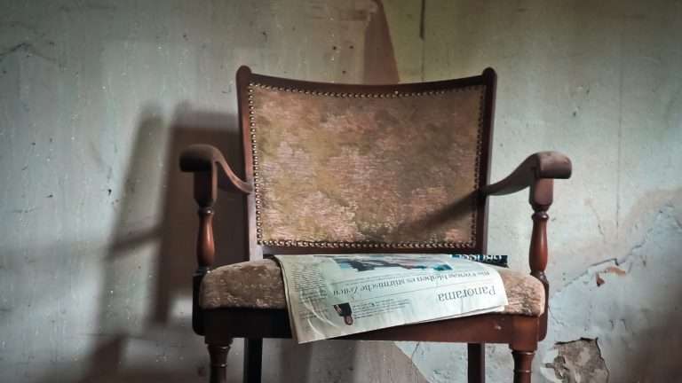 Riparazione di sedie in legno