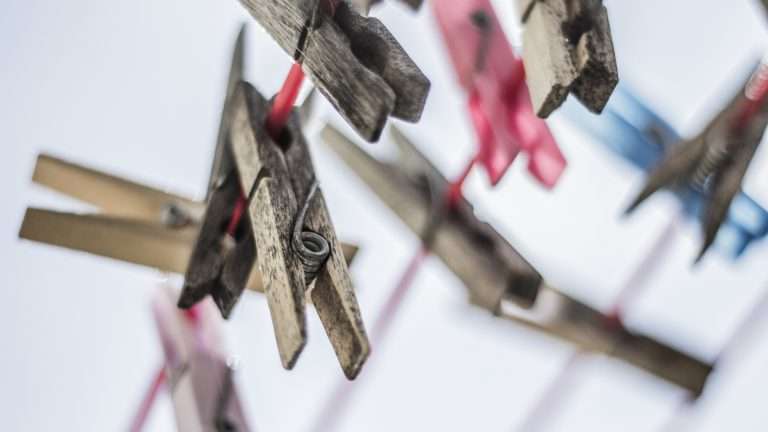 Stendino o stendibiancheria a parete richiudibile