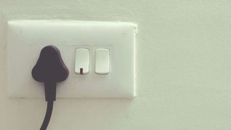 Collegare una presa ad un interruttore (presa comandata)