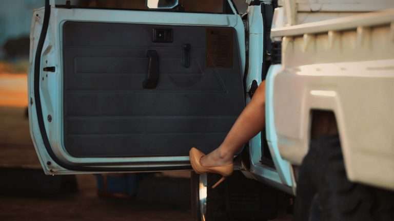 Smontare la portiera di un'automobile e sostituire il vetro