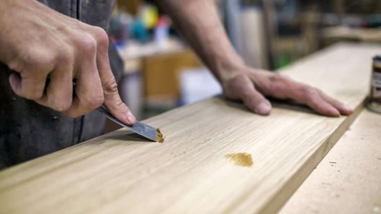 Stucco per legno: come usarlo e quale scegliere (guida ai migliori)