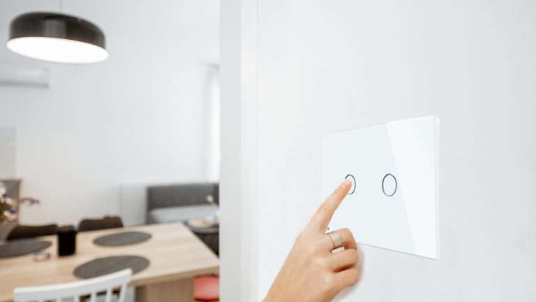 Interruttori touch a sfioramento: cosa sono e come funzionano