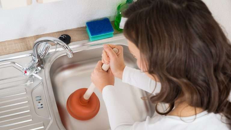 Come sturare il lavandino della cucina o del bagno: guida e prodotti specifici