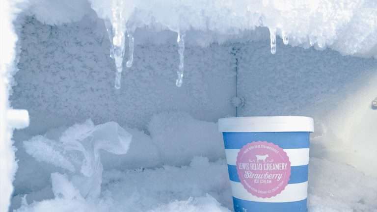 Come scongelare il freezer, i migliori rimedi per sbrinare il frigorifero