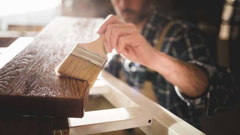 Come restaurare un mobile antico: guida e prodotti