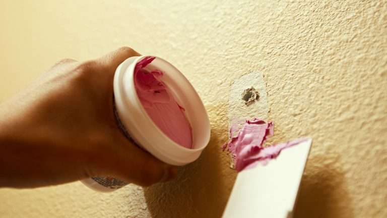 Come chiudere buchi sul muro con lo stucco