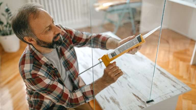 Come mettere il silicone: guida alla corretta applicazione