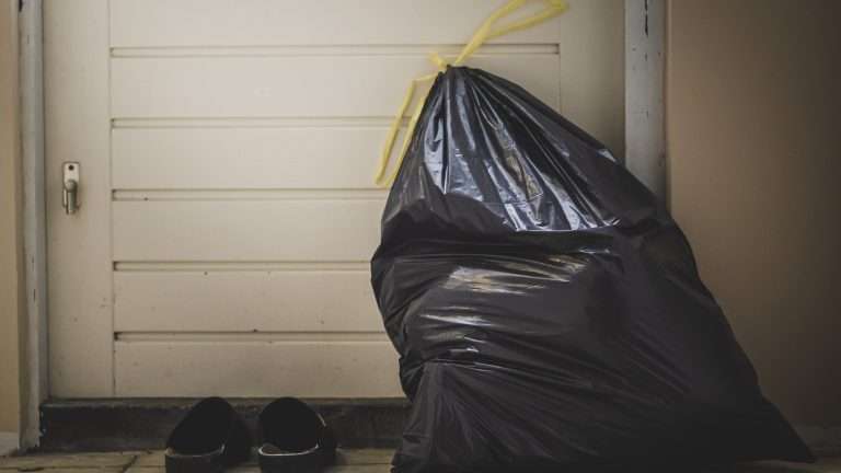 Il vicino può lasciare l'immondizia sul pianerottolo condominiale?