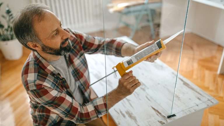 Silicone acetico o acrilico: come scegliere quello giusto