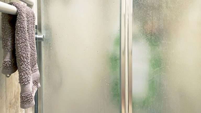 Come togliere il calcare dalla doccia: guida e prodotti per soffione e box doccia