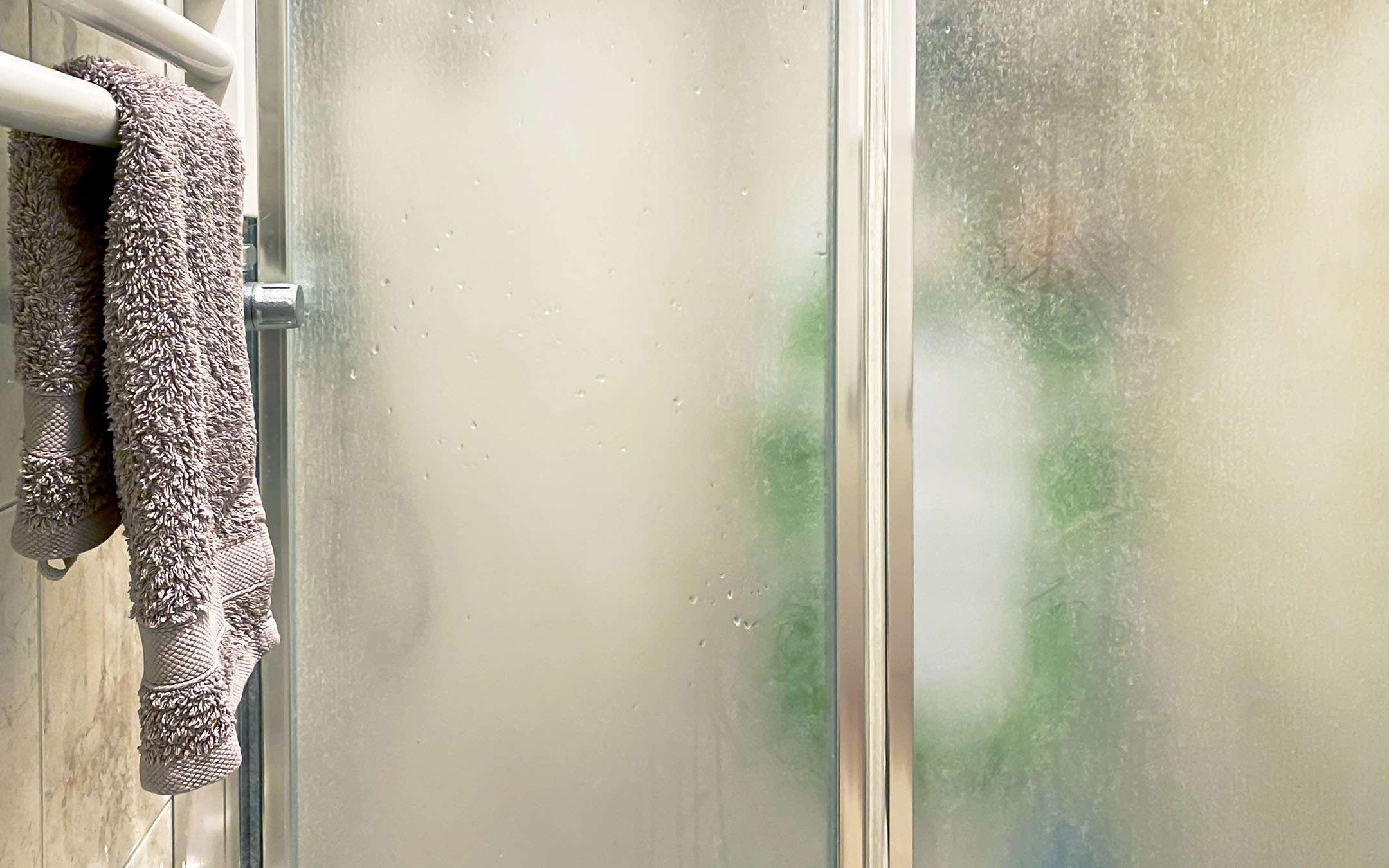 Togliere il calcare dalla doccia: guida e prodotti per soffione e box doccia