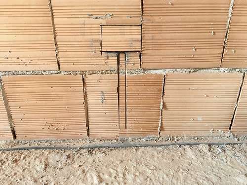 traccia su parete taglio parete per impianto elettrico