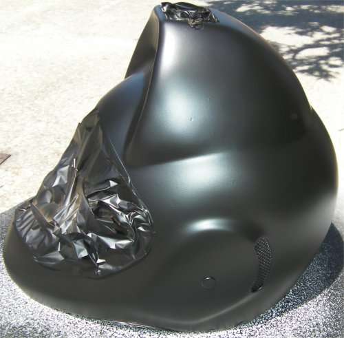 casco in fase di verniciatura