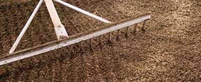 rastrello seminare prato con rastrello