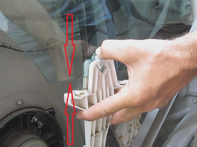 tecnica per la sostituzione del vetro ascensionale di una golf plus