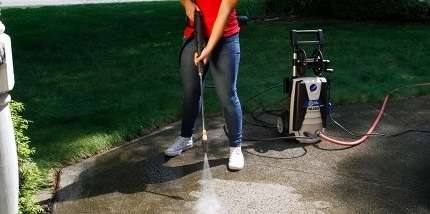 donna usa idropulitrice