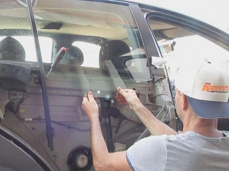 inserimento del nuovo vetro nelle guide della portiera golf plus