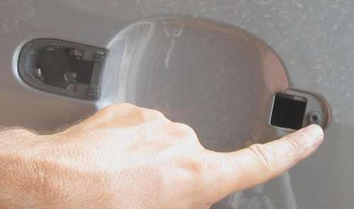 vite che fissa il meccanismo interno della maniglia al pannello portiera